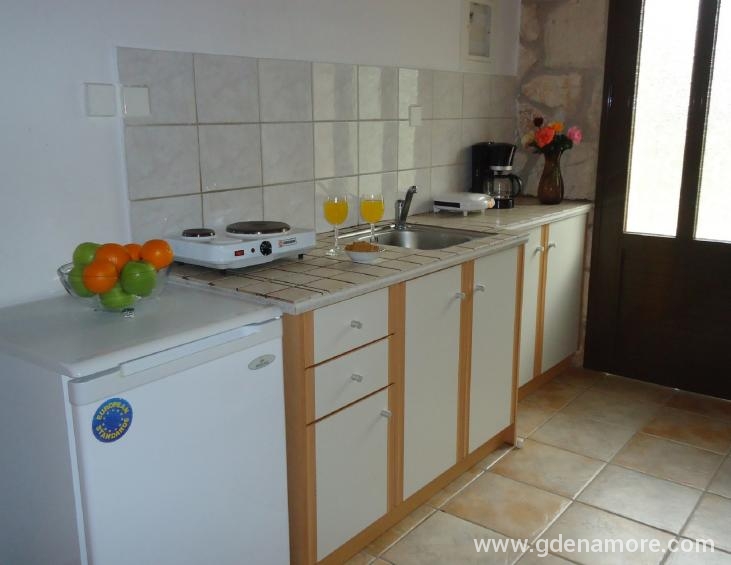 Nephele triple studio / Kitchen
